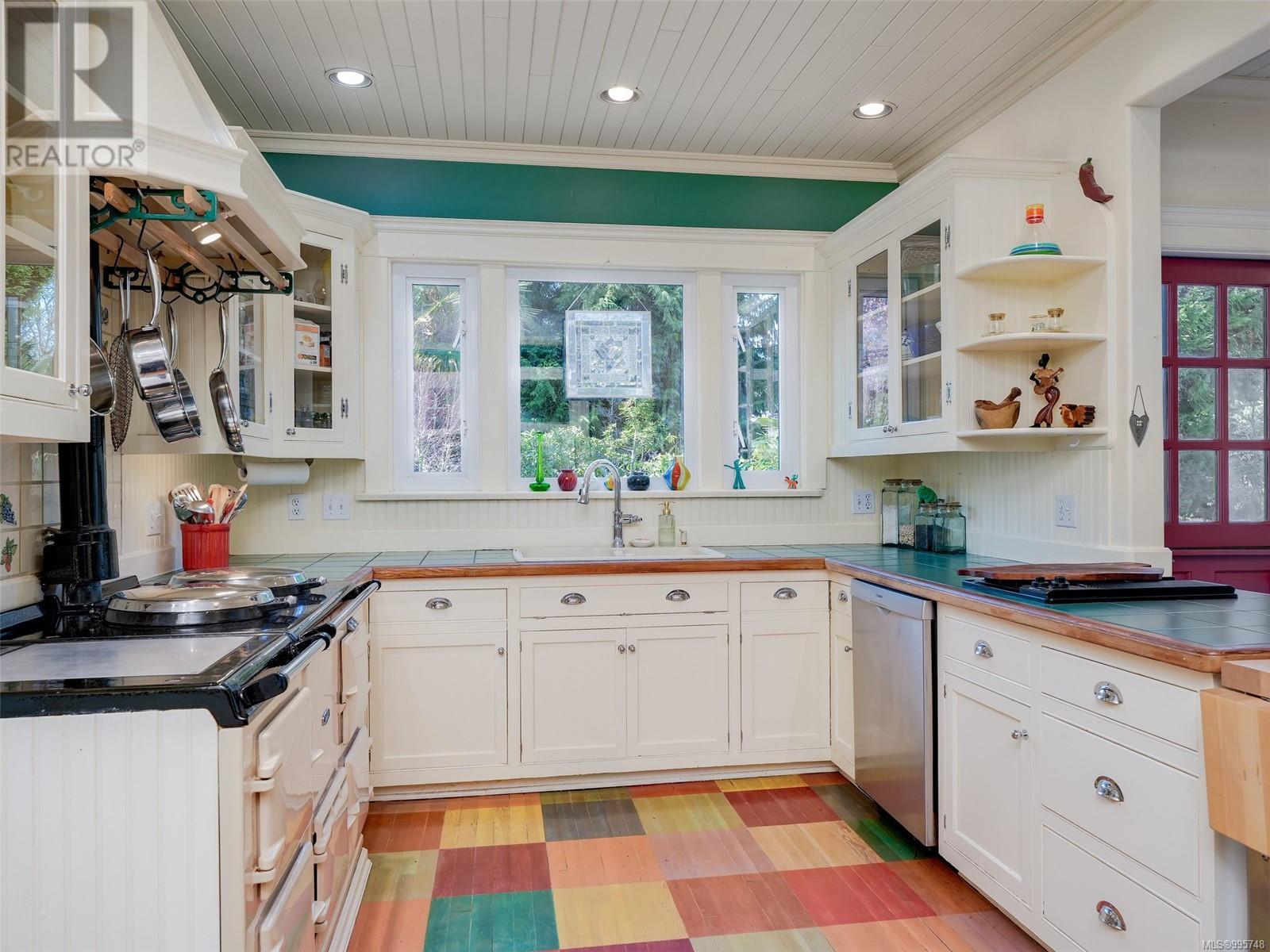  1580 Wilmot Place, Oak Bay