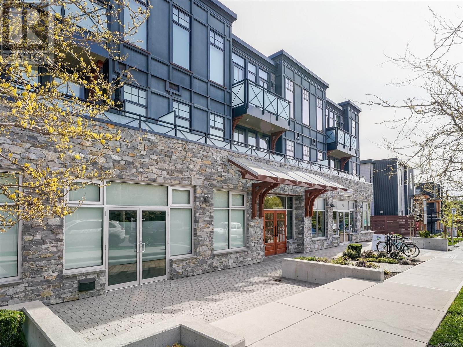 203 2580 Penrhyn Street, Saanich