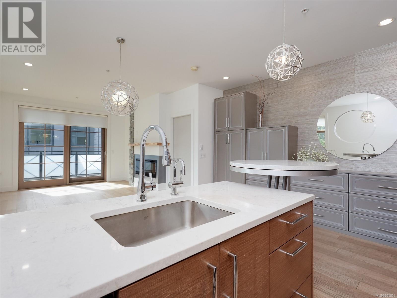 203 2580 Penrhyn Street, Saanich
