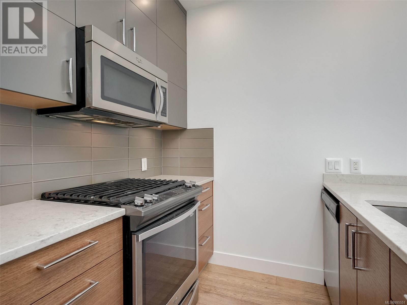 203 2580 Penrhyn Street, Saanich