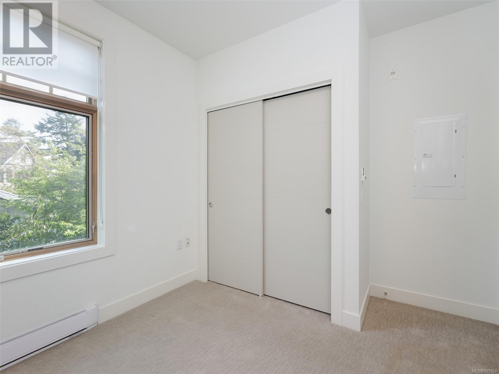 203 2580 Penrhyn Street, Saanich