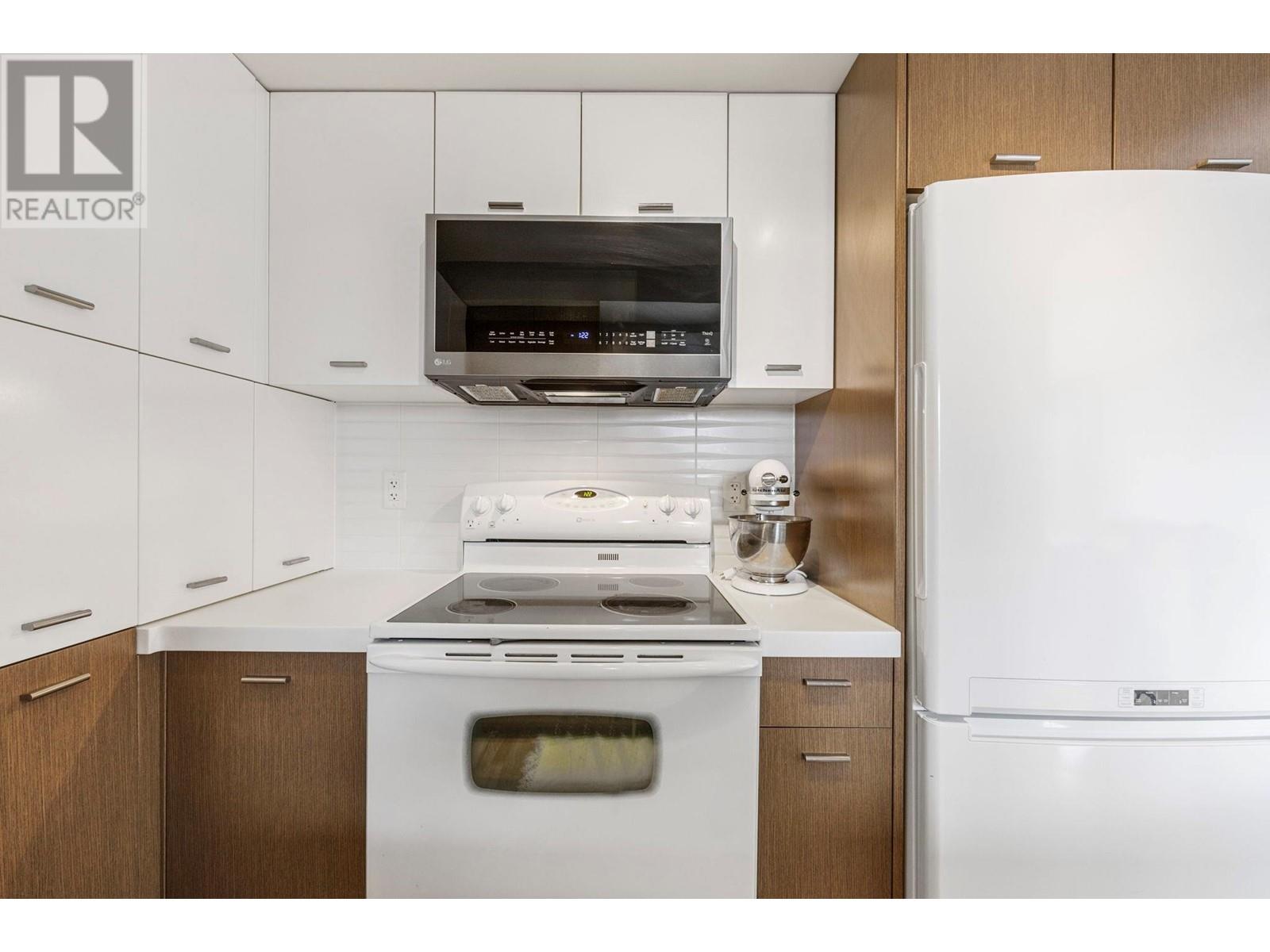 222 1550 Dickson Avenue, Kelowna