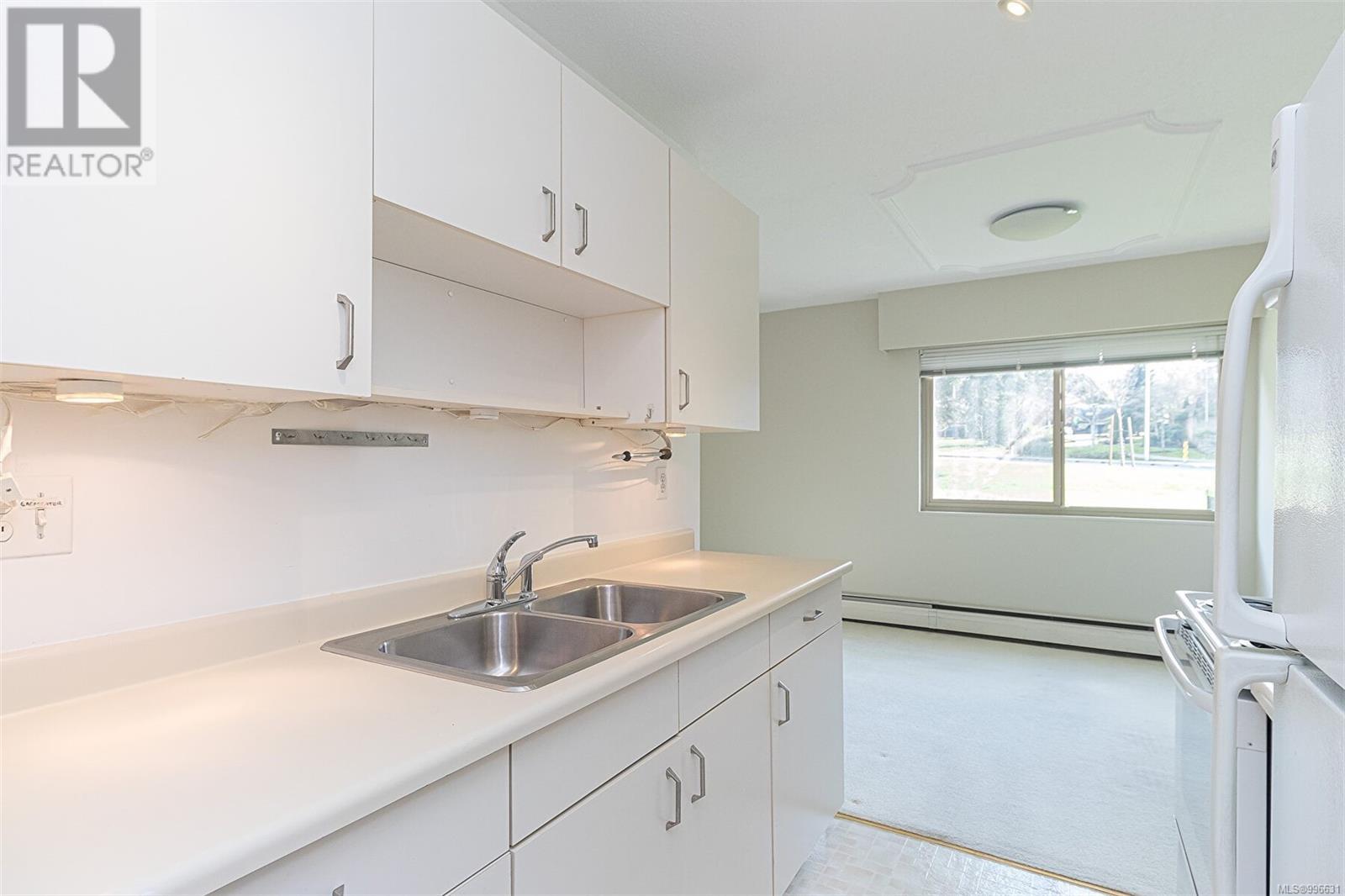 103 1680 Poplar Ave, Saanich