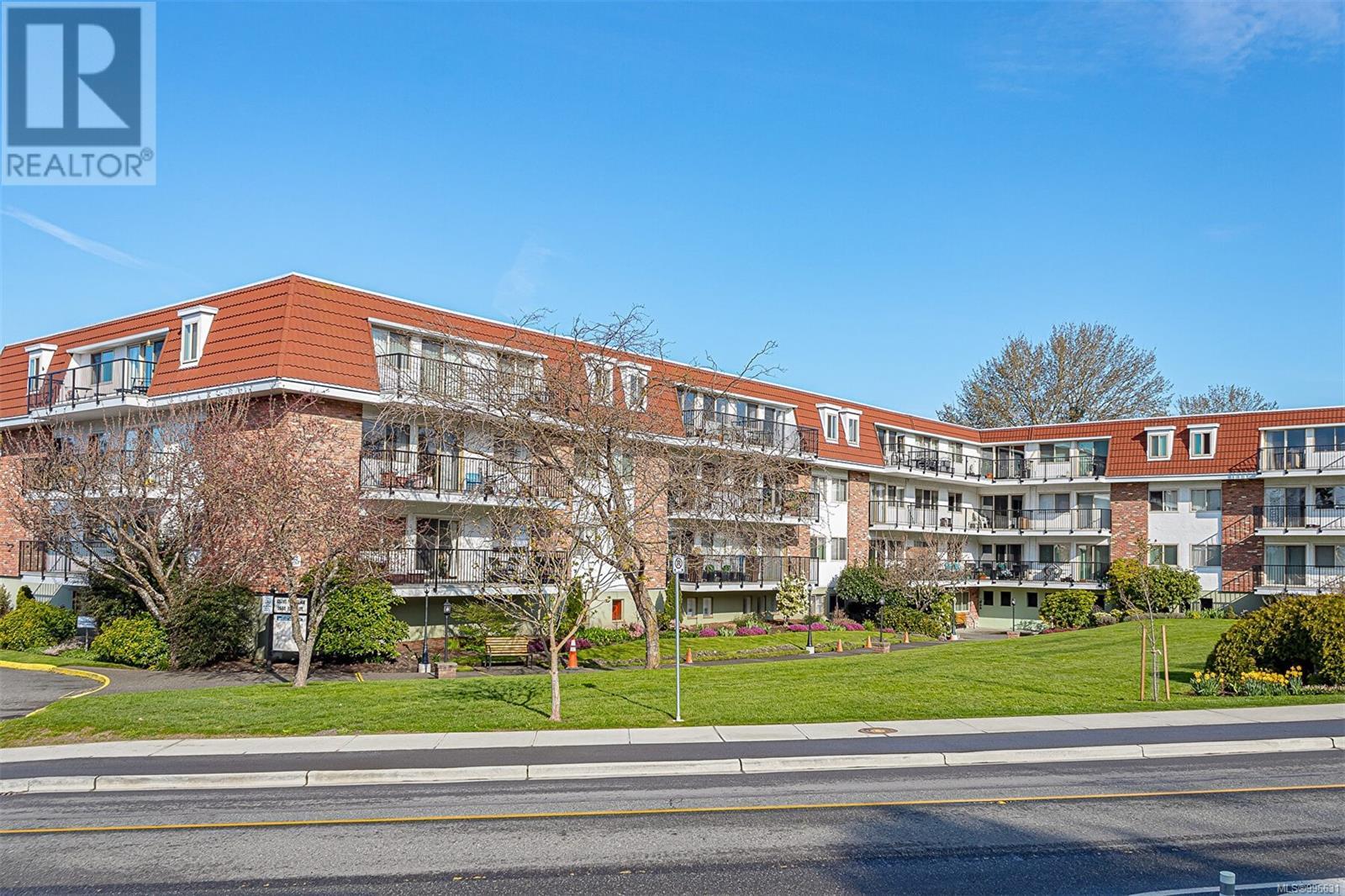 103 1680 Poplar Avenue, Saanich