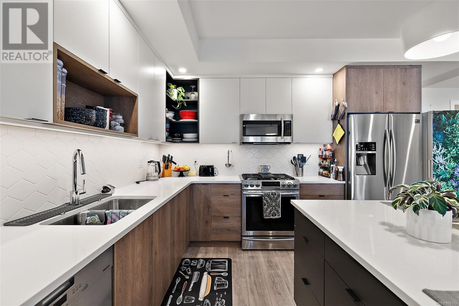 303 950 Whirlaway Cres, Langford