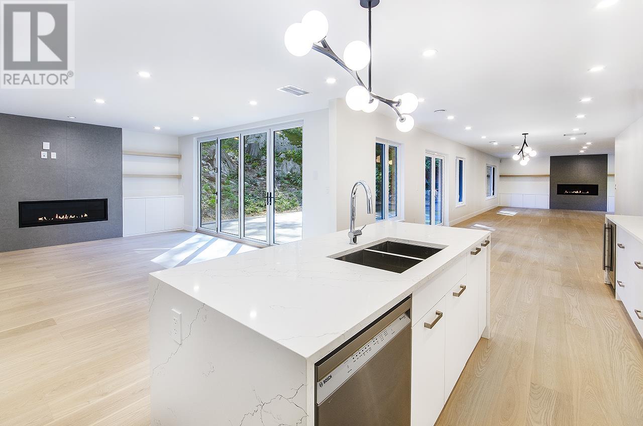 4002 BAYRIDGE AVENUE, West Vancouver