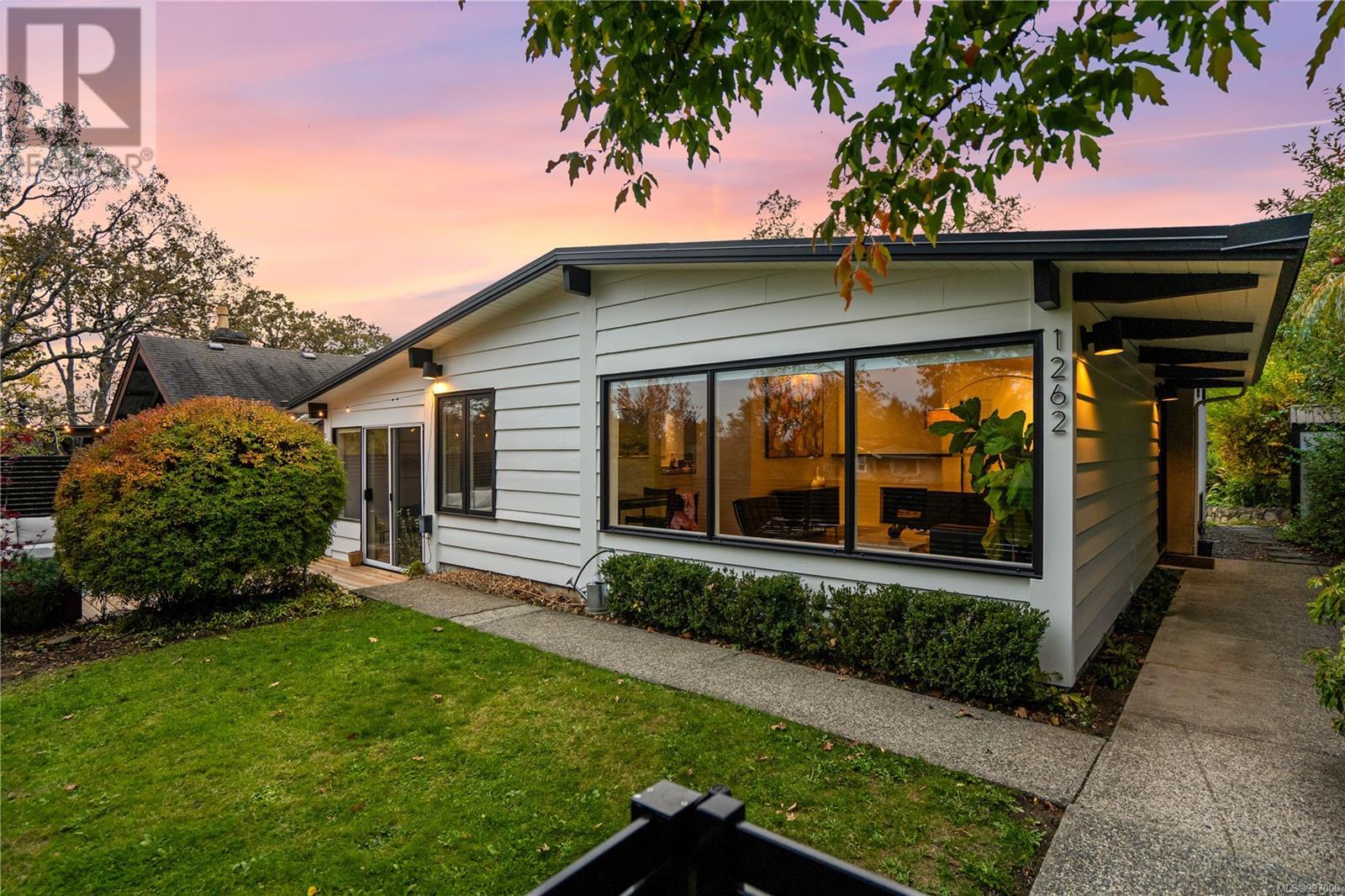 1262 Roslyn Road, Oak Bay