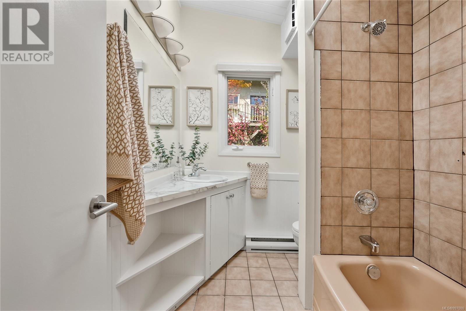  1262 Roslyn Road, Oak Bay