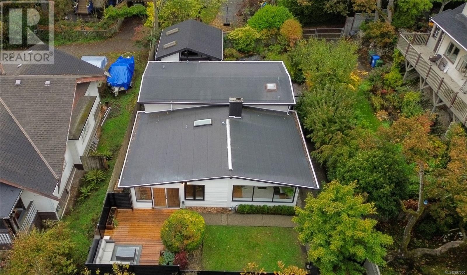  1262 Roslyn Road, Oak Bay