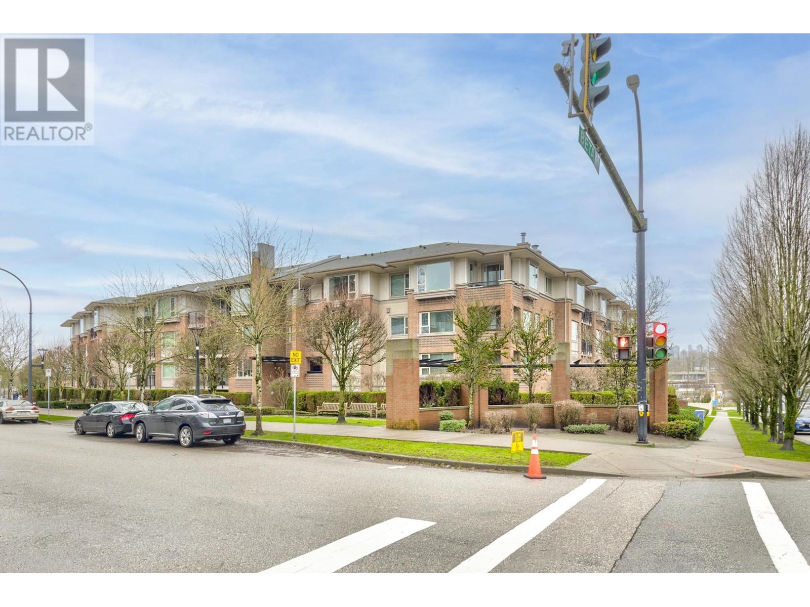 305 4728 DAWSON STREET, Burnaby
