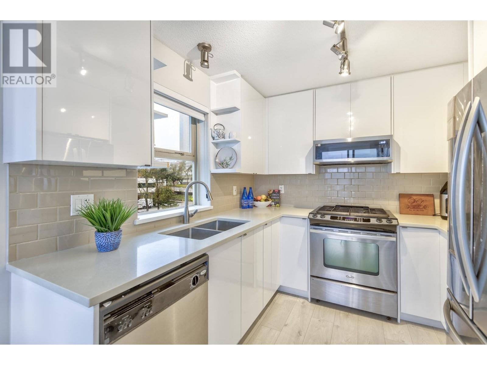 305 4728 DAWSON STREET, Burnaby