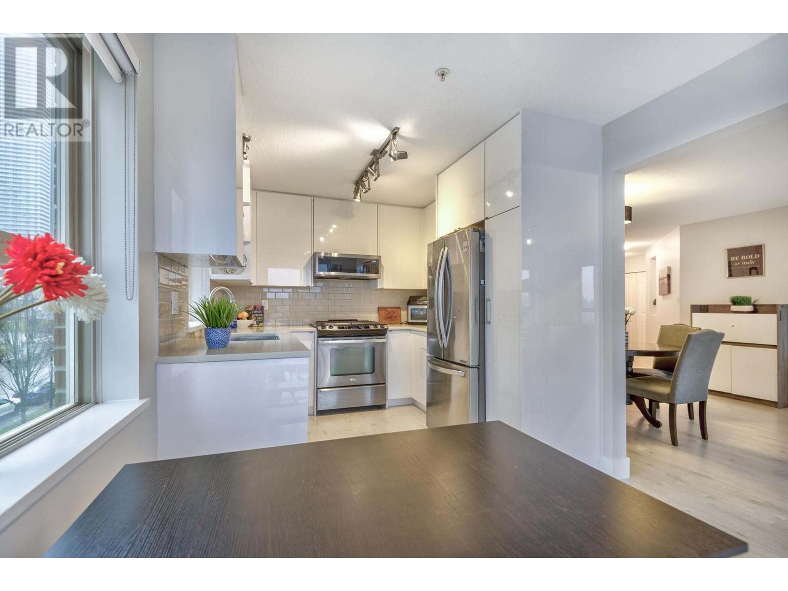 305 4728 DAWSON STREET, Burnaby