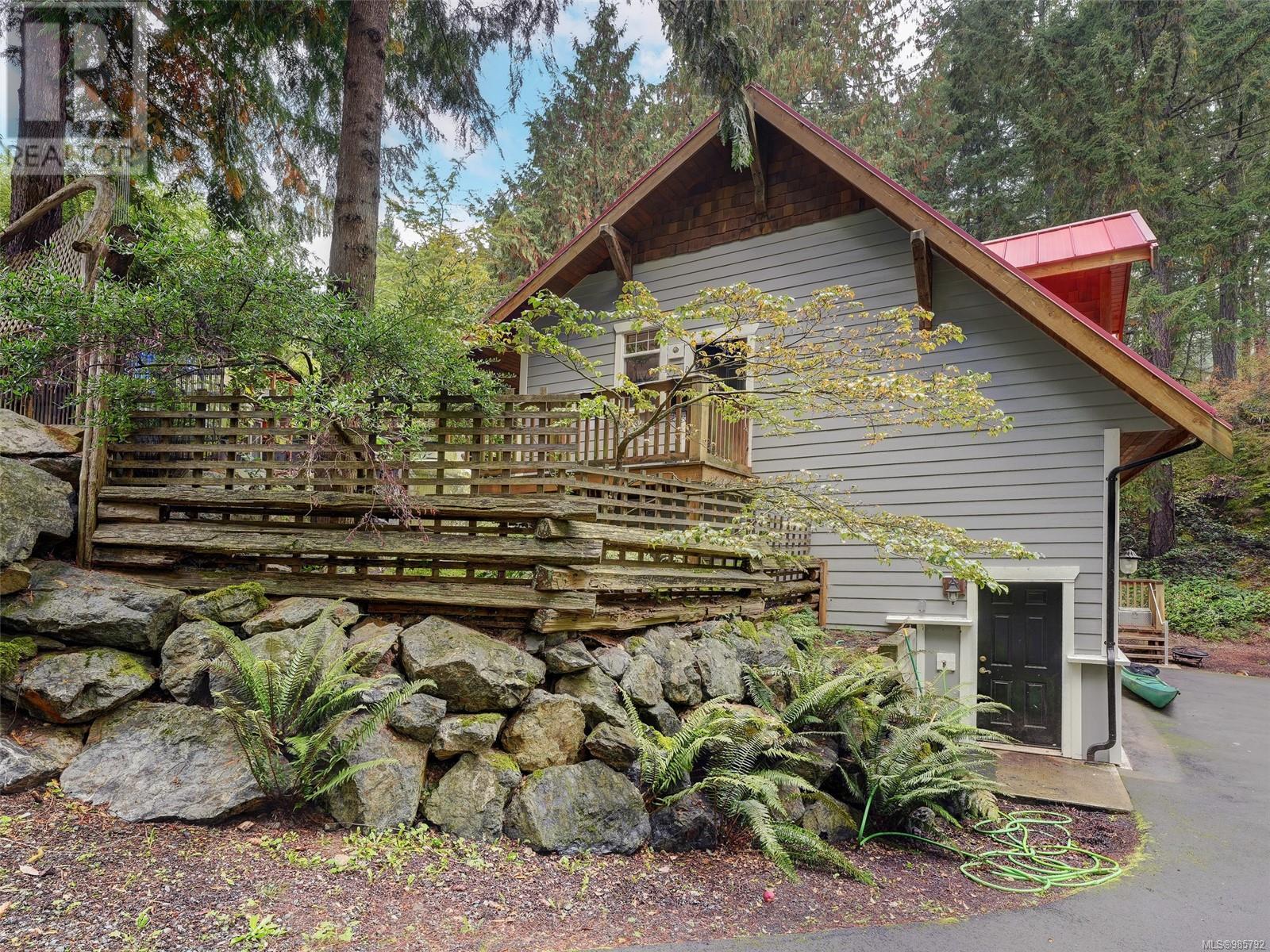 643 Southwood Dr, Highlands
