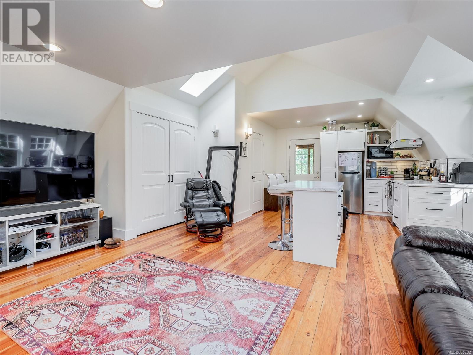 643 Southwood Dr, Highlands