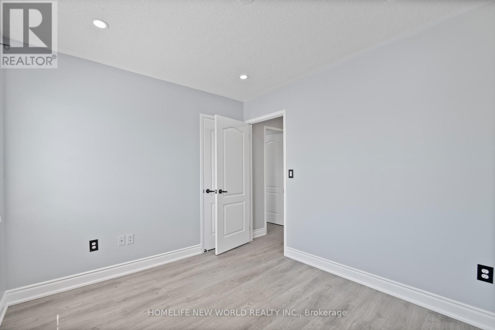 Photo 7 of 4884 Capri Crescent, Burlington ON