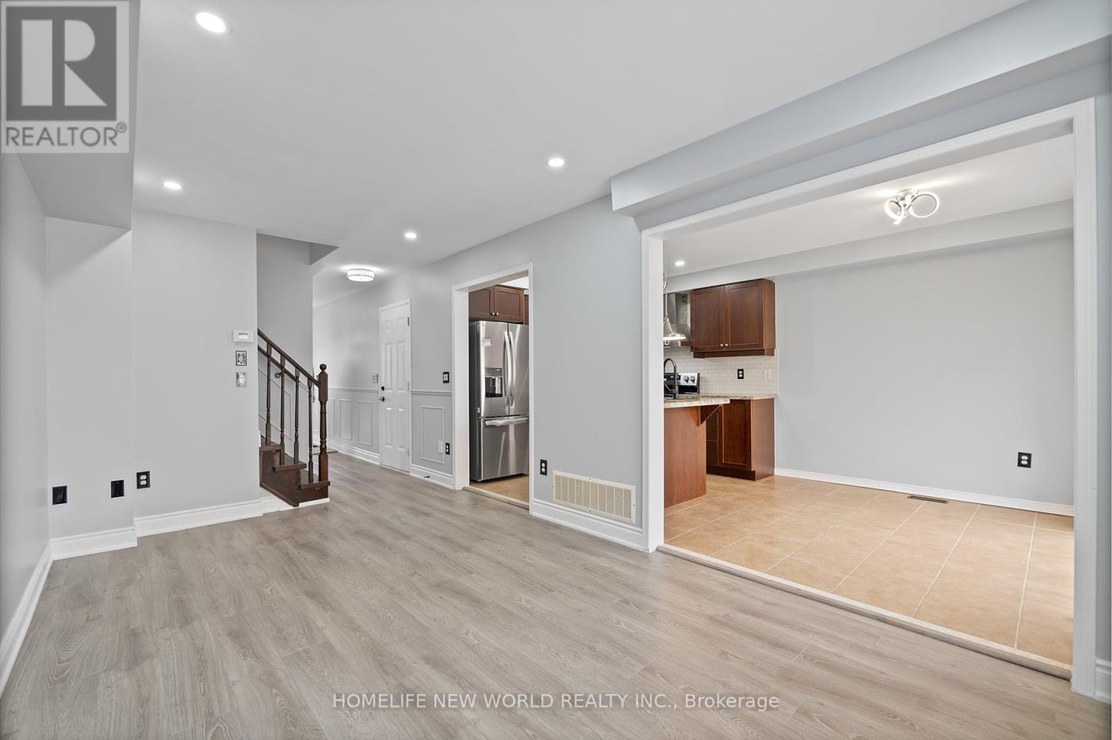 Photo 10 of 4884 Capri Crescent, Burlington ON
