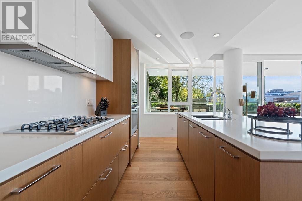 101 768 ARTHUR ERICKSON PLACE, West Vancouver
