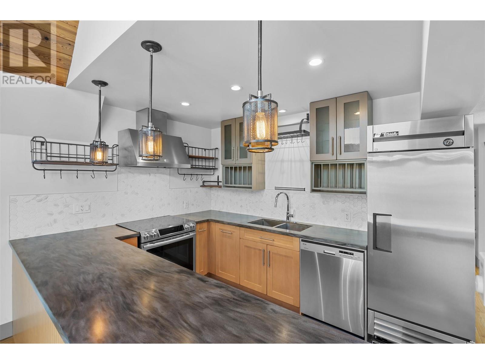 1128 Lynn Court, Kelowna