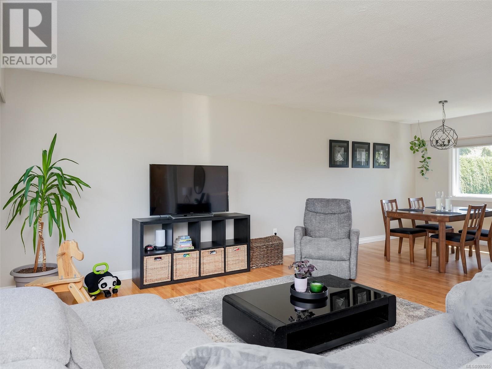  1583 Kenmore Road, Saanich