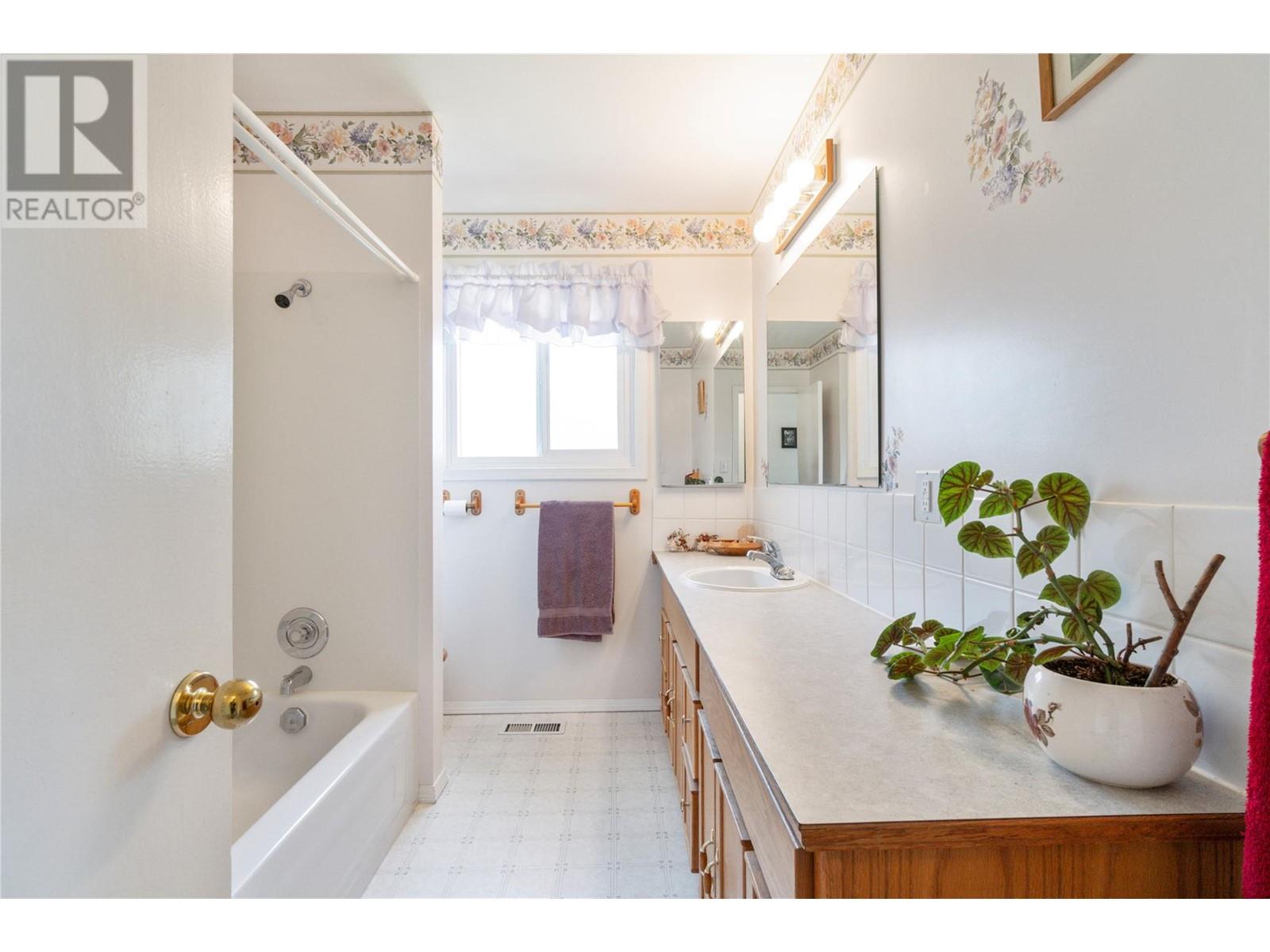  1290 15 Street Southeast, Salmon Arm