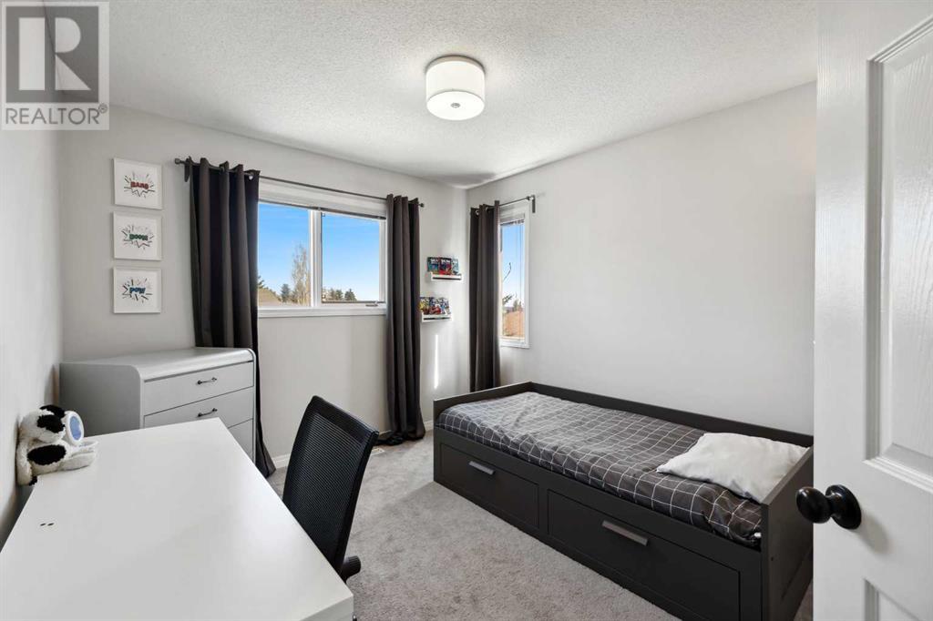 Single Family House for Sale in  Christie Park Mews SW Christie Park Calgary 