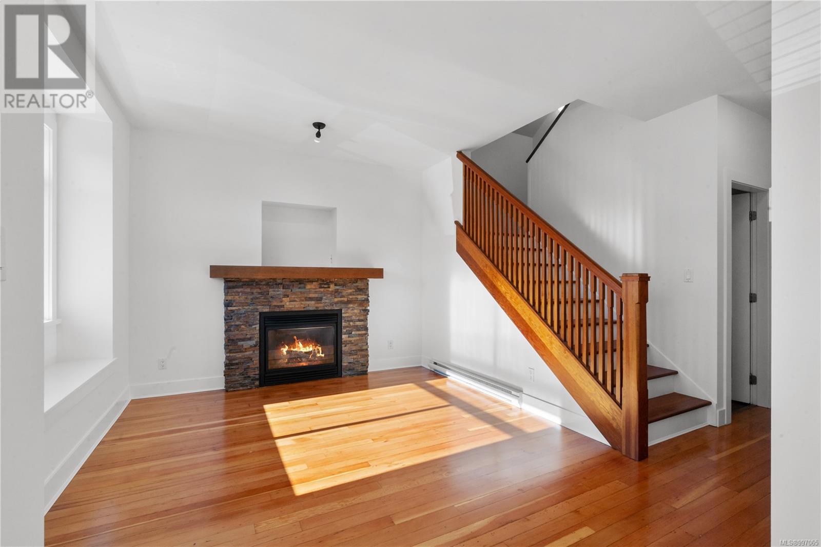 1 348 Beckley Ave, Victoria