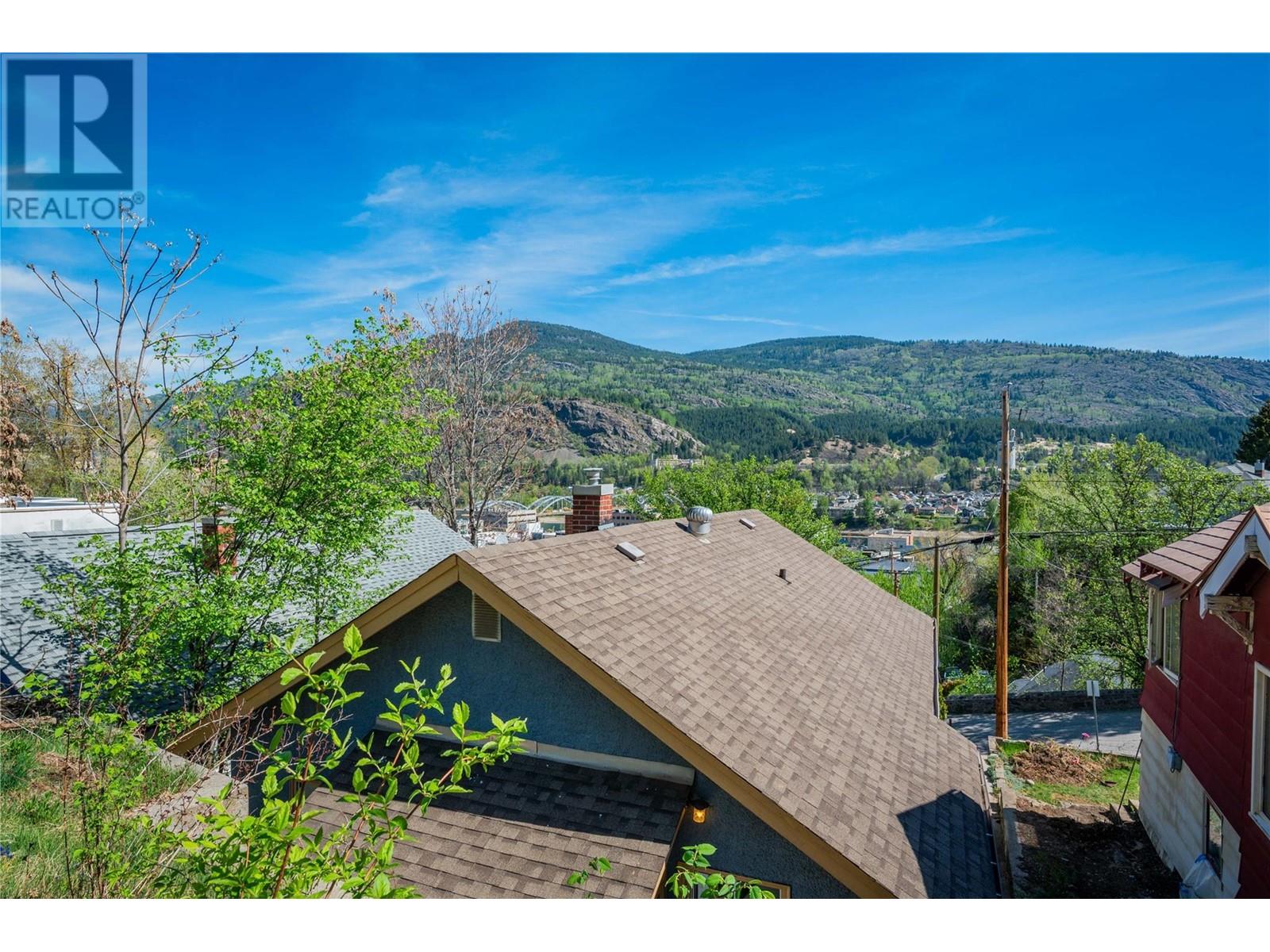 1410 Tamarac Avenue, Trail