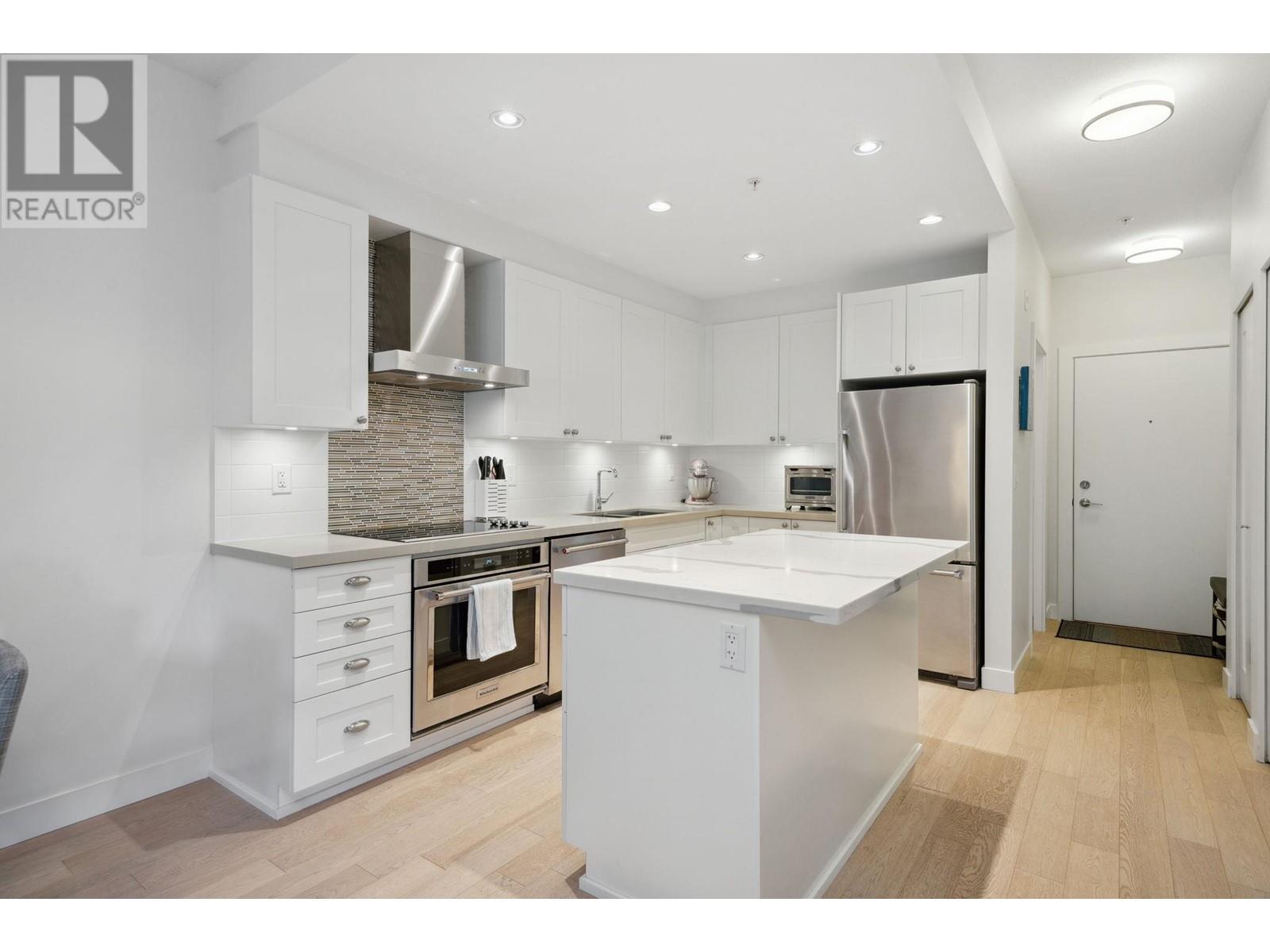 305 3399 NOEL DRIVE, Burnaby