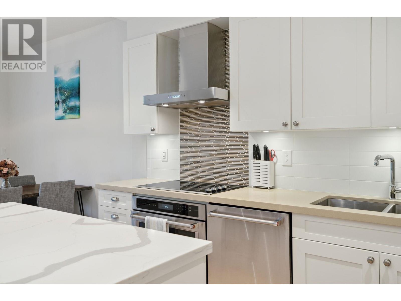 305 3399 NOEL DRIVE, Burnaby