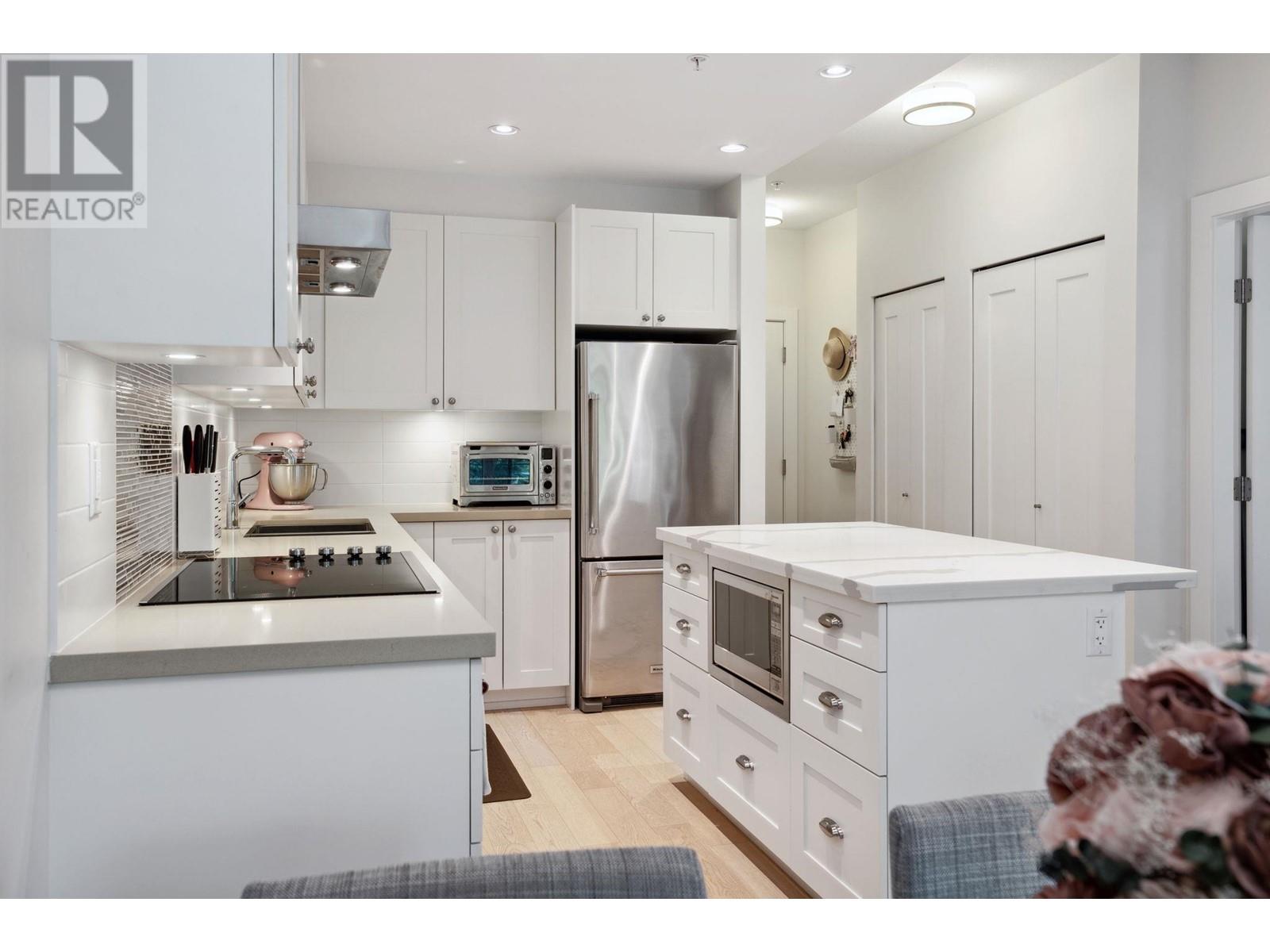 305 3399 NOEL DRIVE, Burnaby
