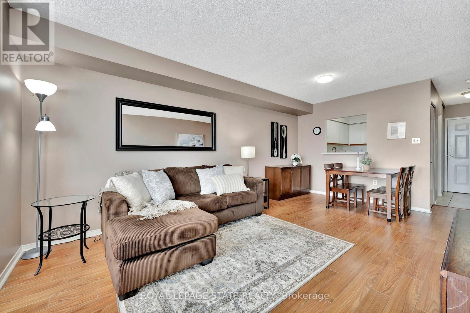 Photo 2 of 1610 1270 Maple Crossing Boulevard, Burlington ON
