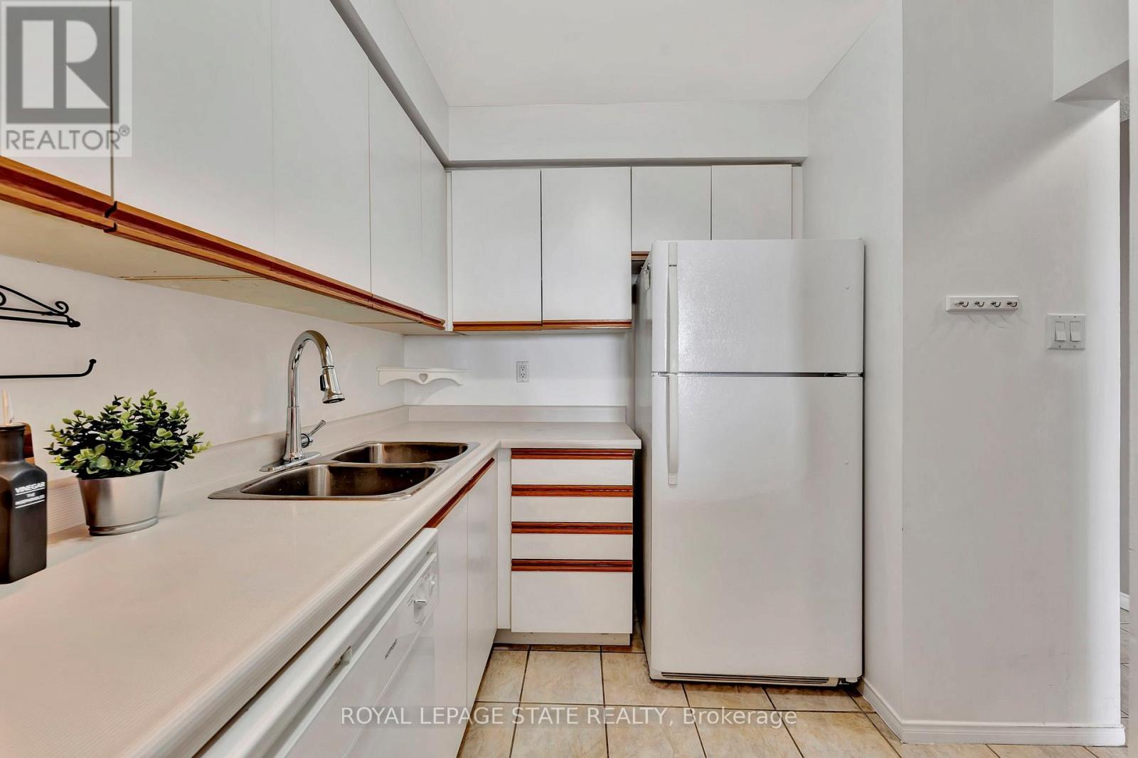 Photo 19 of 1610 1270 Maple Crossing Boulevard, Burlington ON