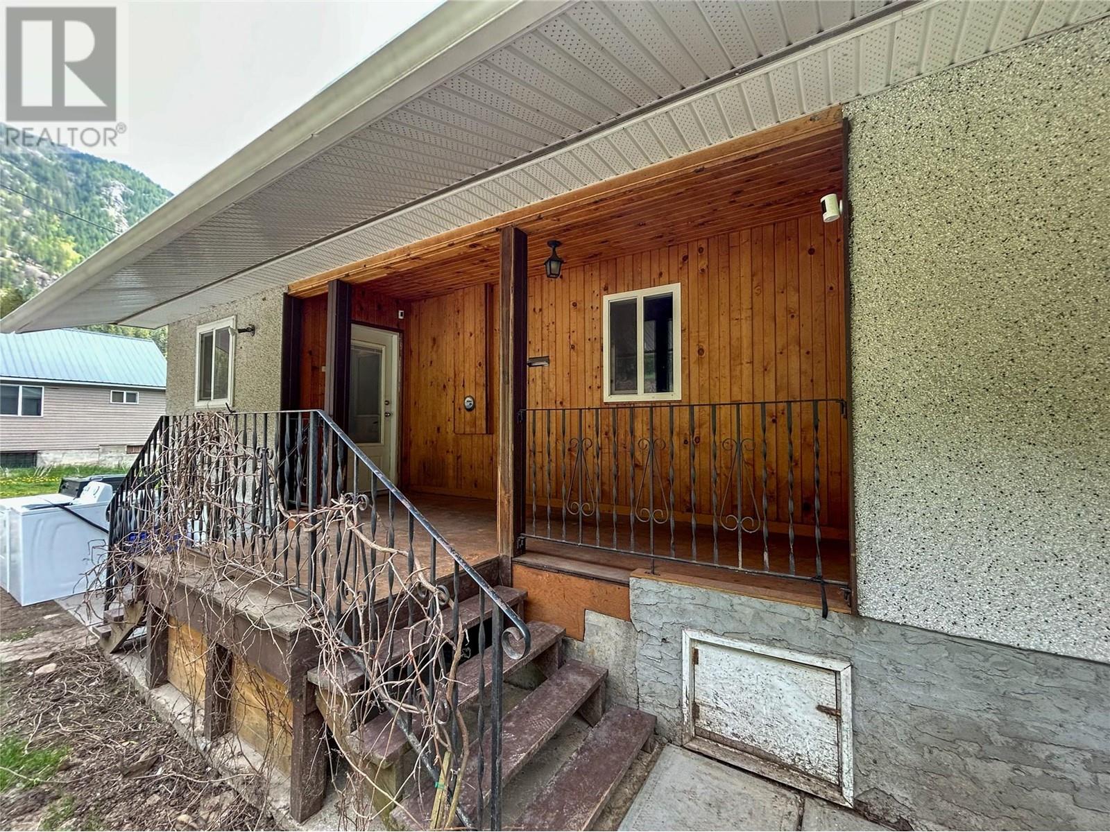 1486 PASS CREEK Road, Castlegar