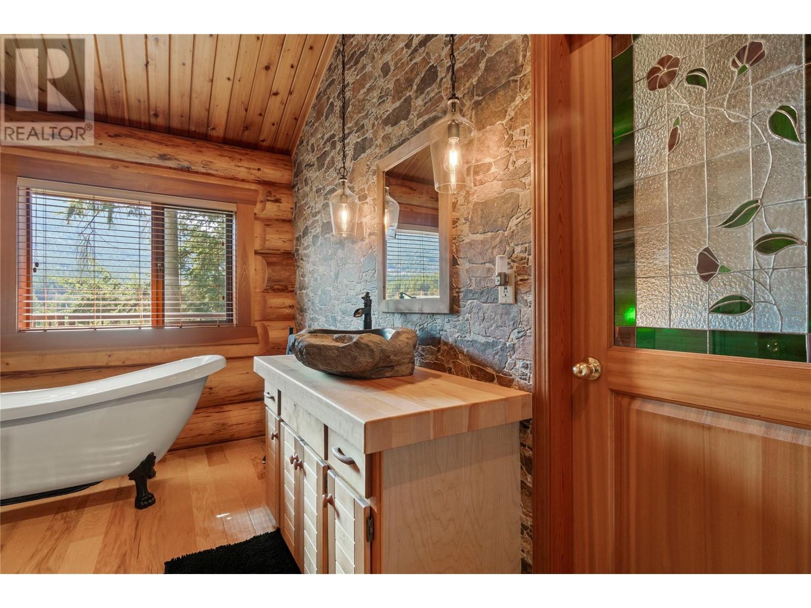3755 White Lake Road, Tappen