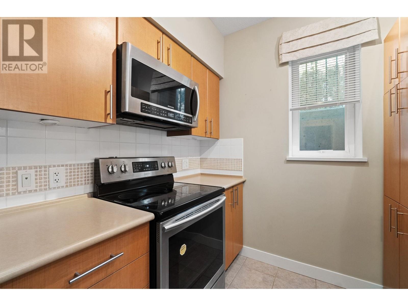 7032 MONT ROYAL SQUARE, Vancouver