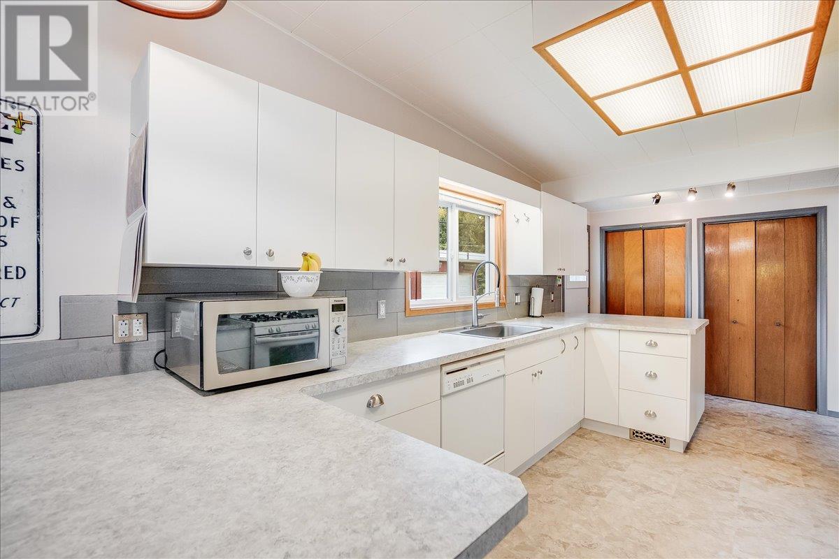 1402 CREASE Avenue, Nelson