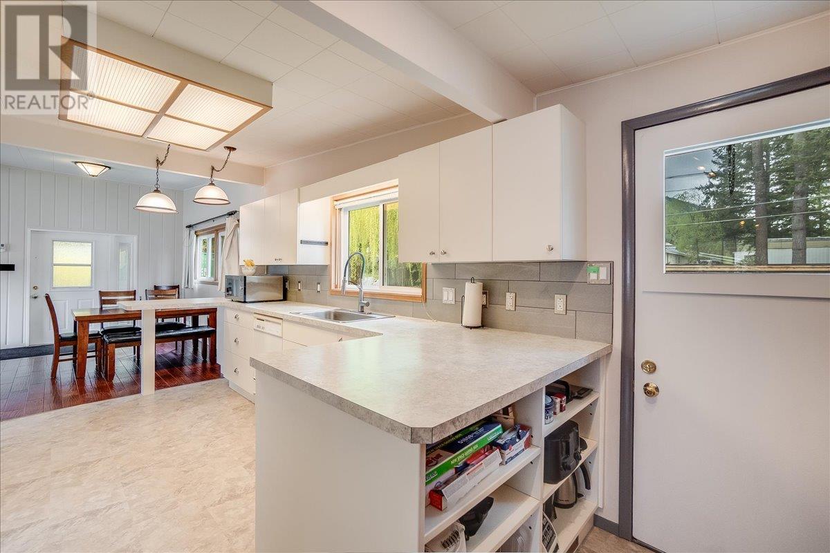 1402 CREASE Avenue, Nelson