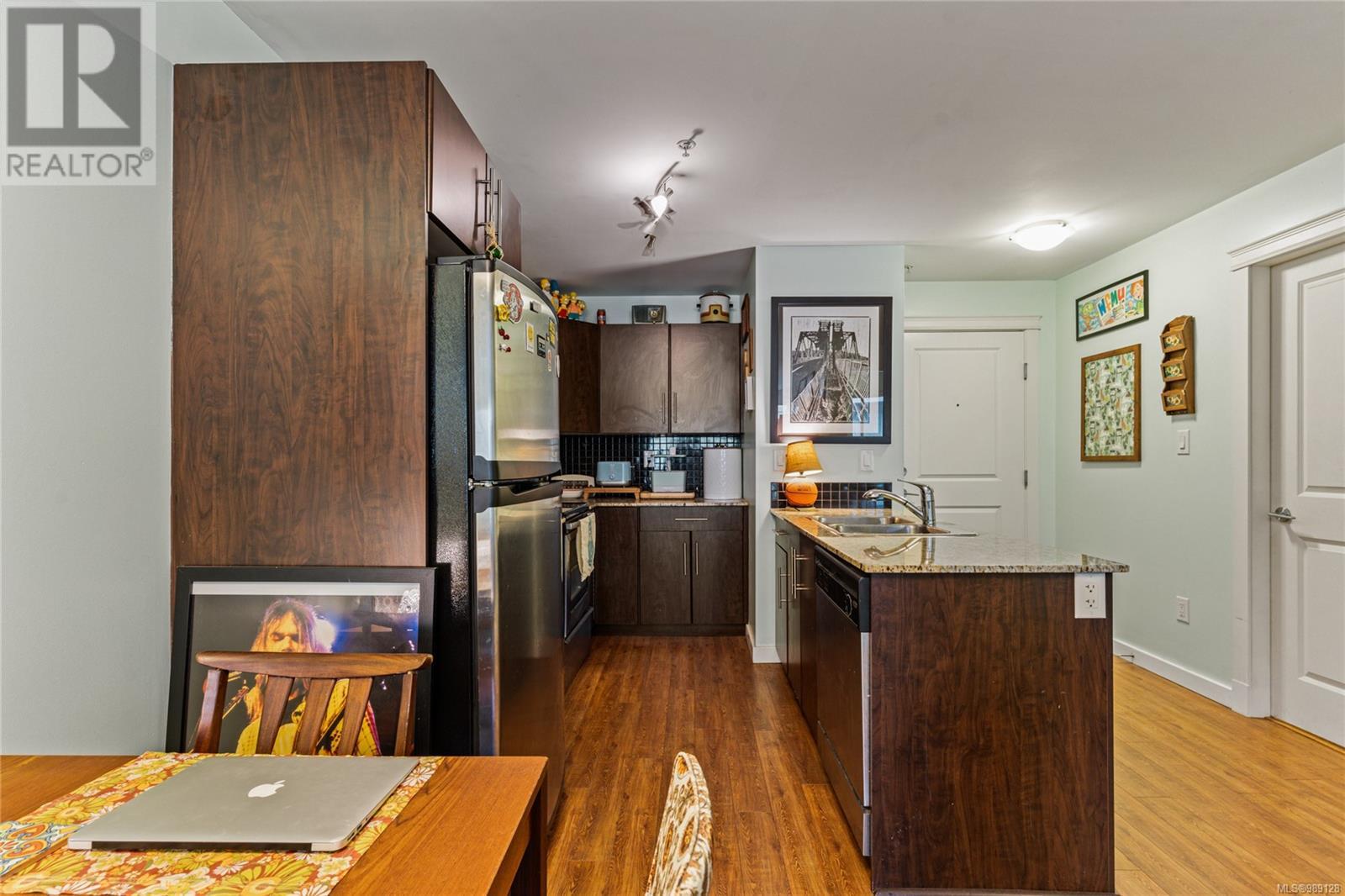 404 1405 Esquimalt Road, Esquimalt