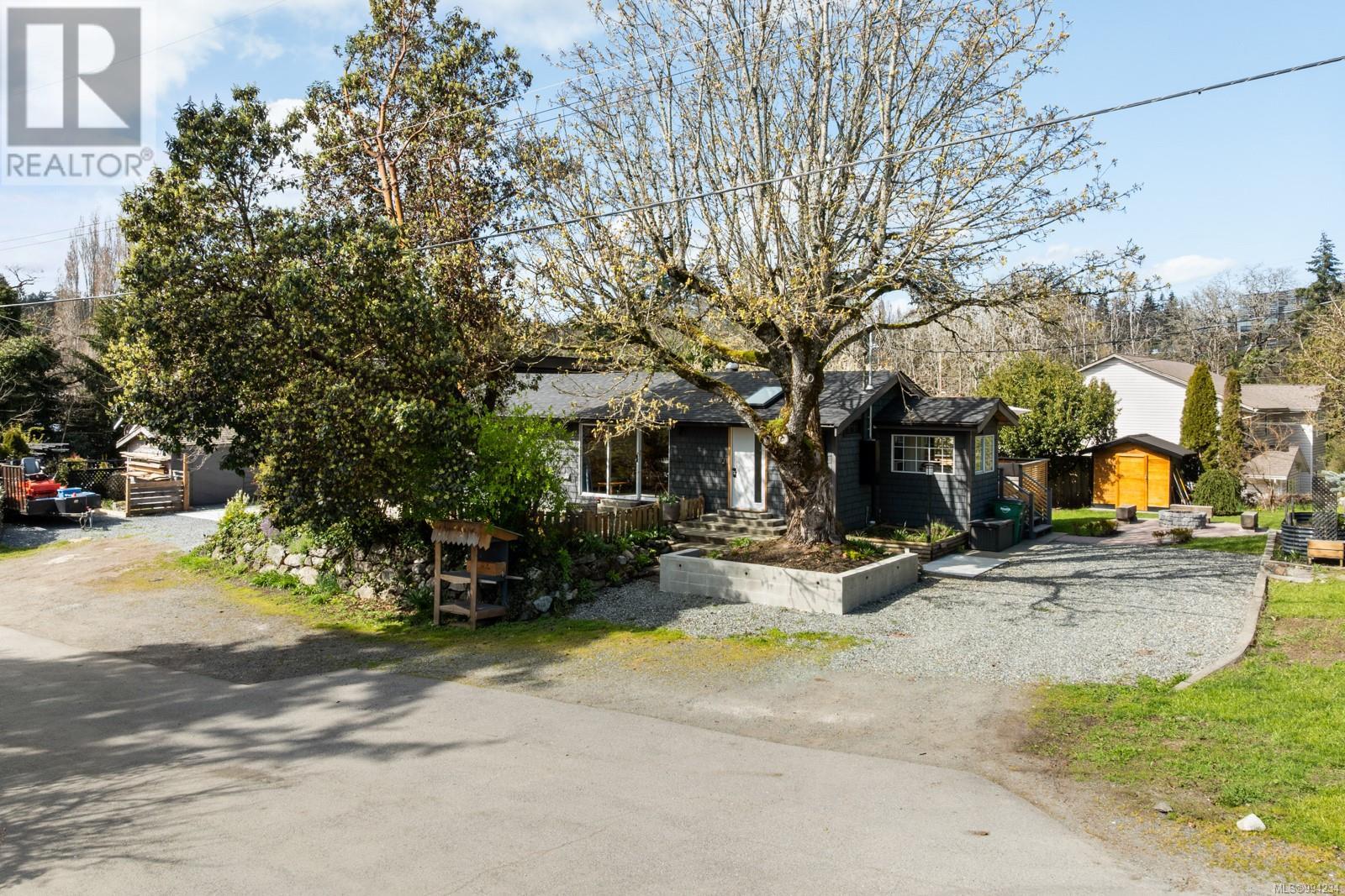  1368 Courtland Avenue, Saanich
