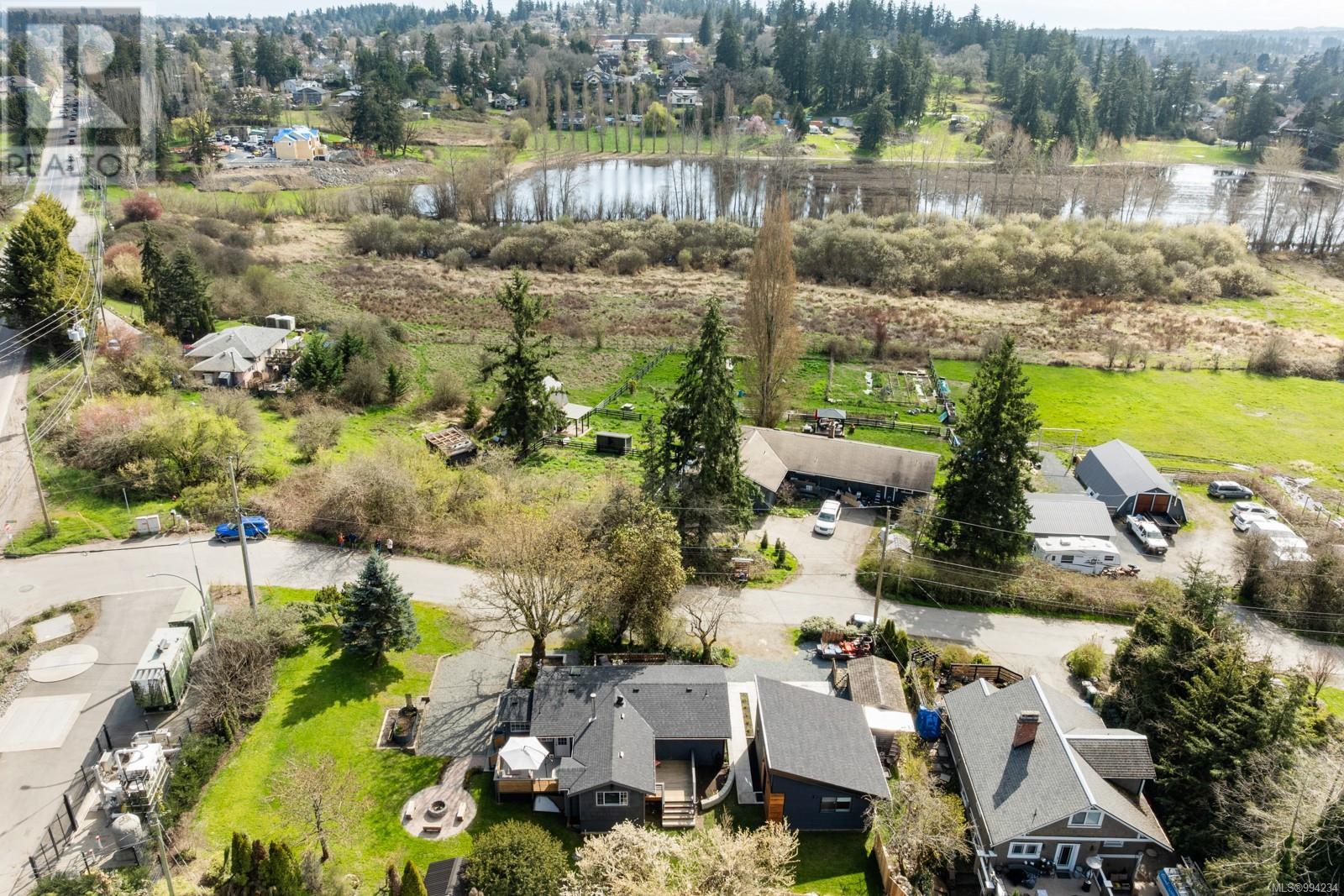  1368 Courtland Avenue, Saanich