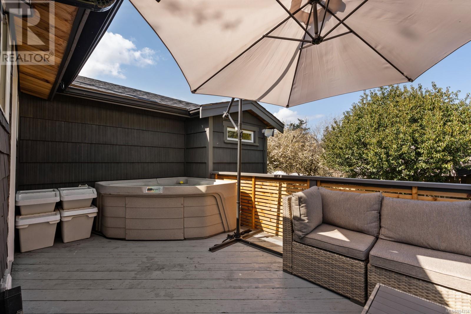  1368 Courtland Avenue, Saanich