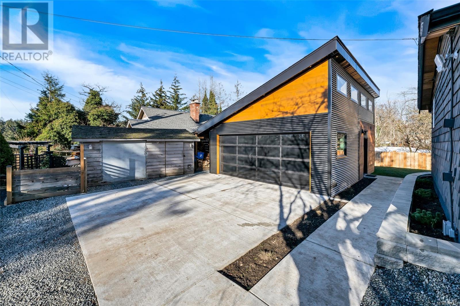  1368 Courtland Avenue, Saanich