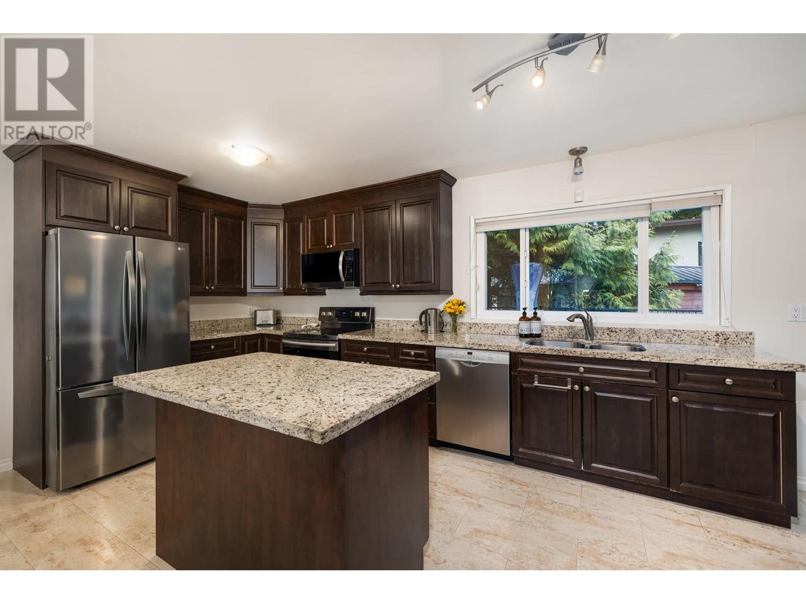 4233 CAPILANO ROAD, North Vancouver