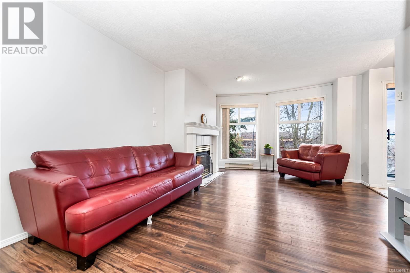309 898 Vernon Avenue, Saanich