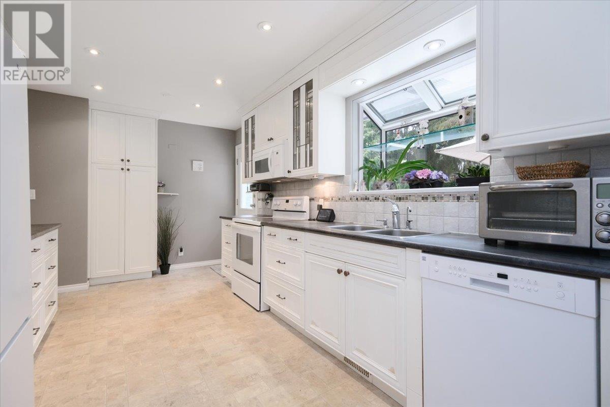 2235 WHITMAN AVENUE, North Vancouver