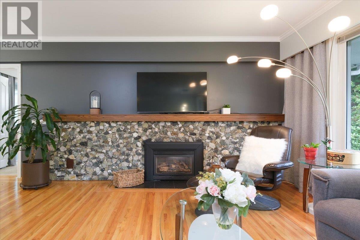 2235 WHITMAN AVENUE, North Vancouver