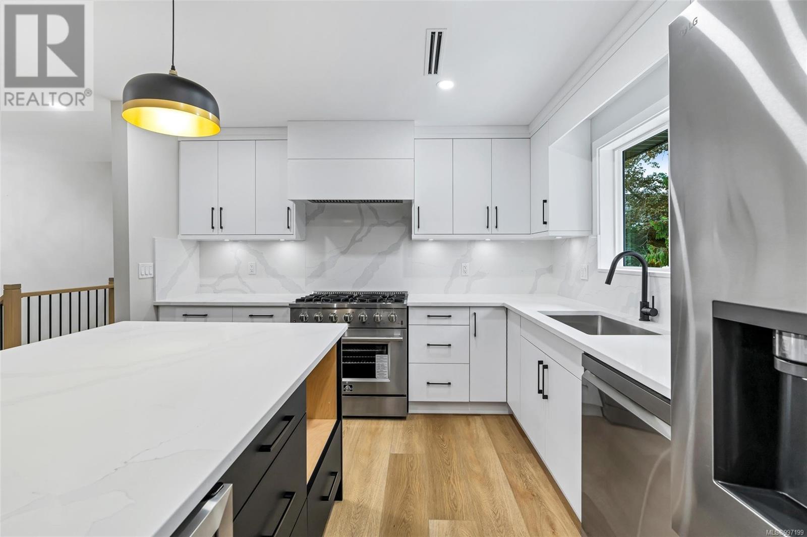 1743 San Juan Ave, Saanich