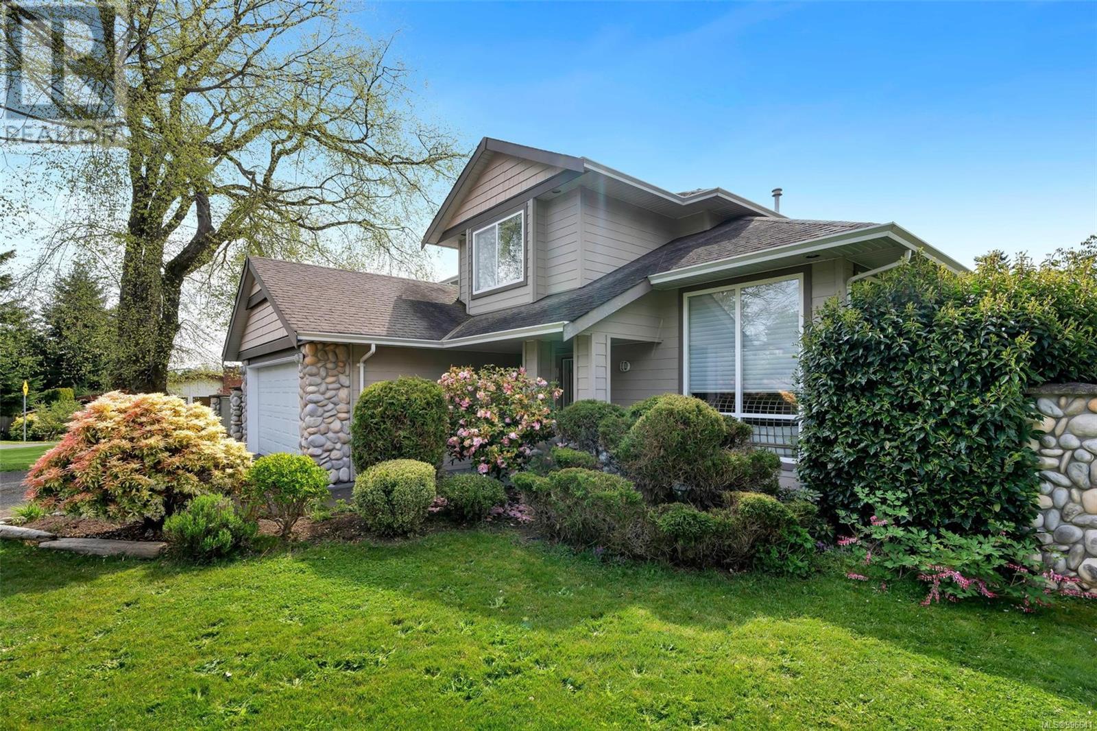 1619 Nelles Pl, Saanich