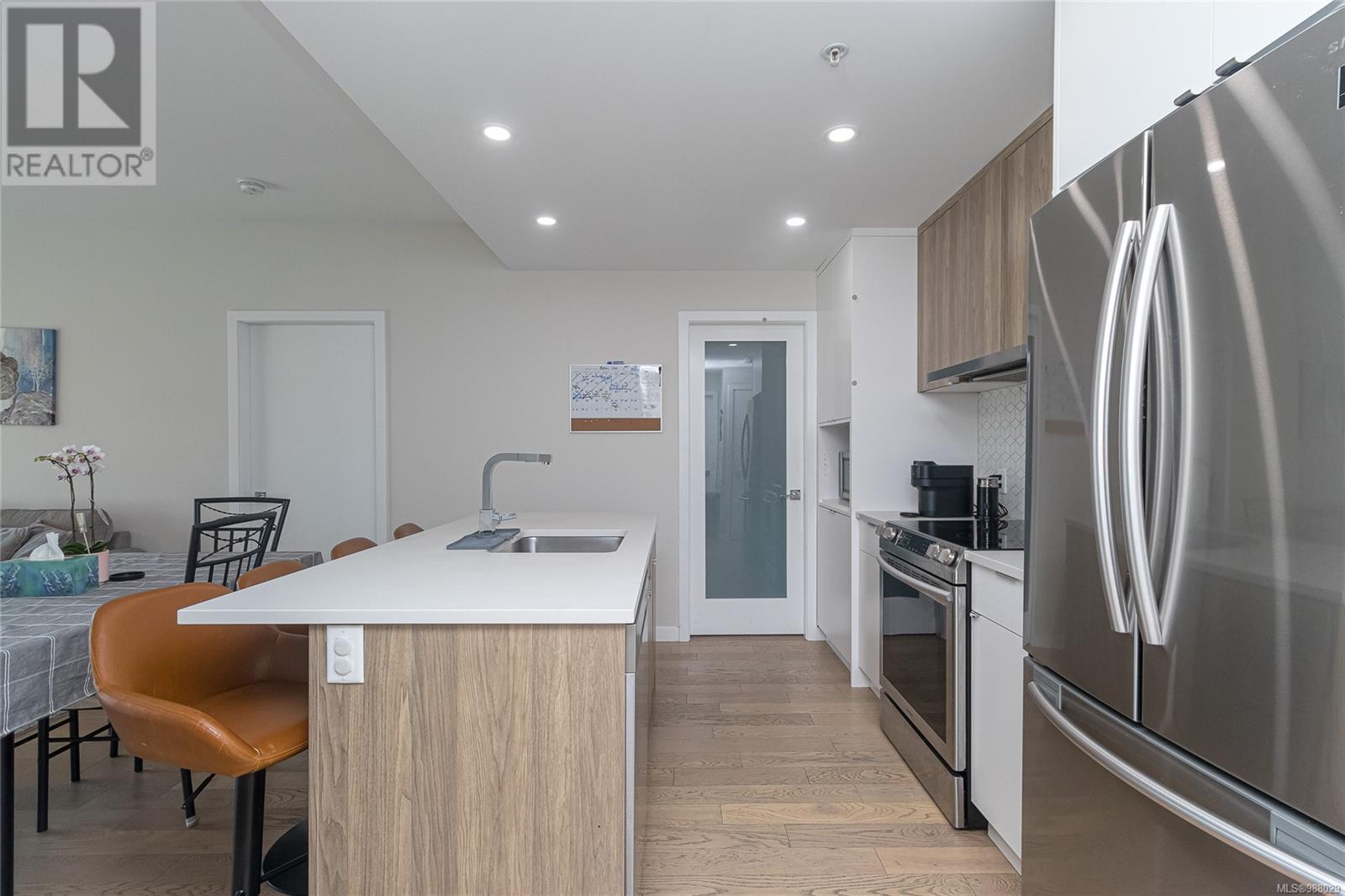 207 881 Short St, Saanich