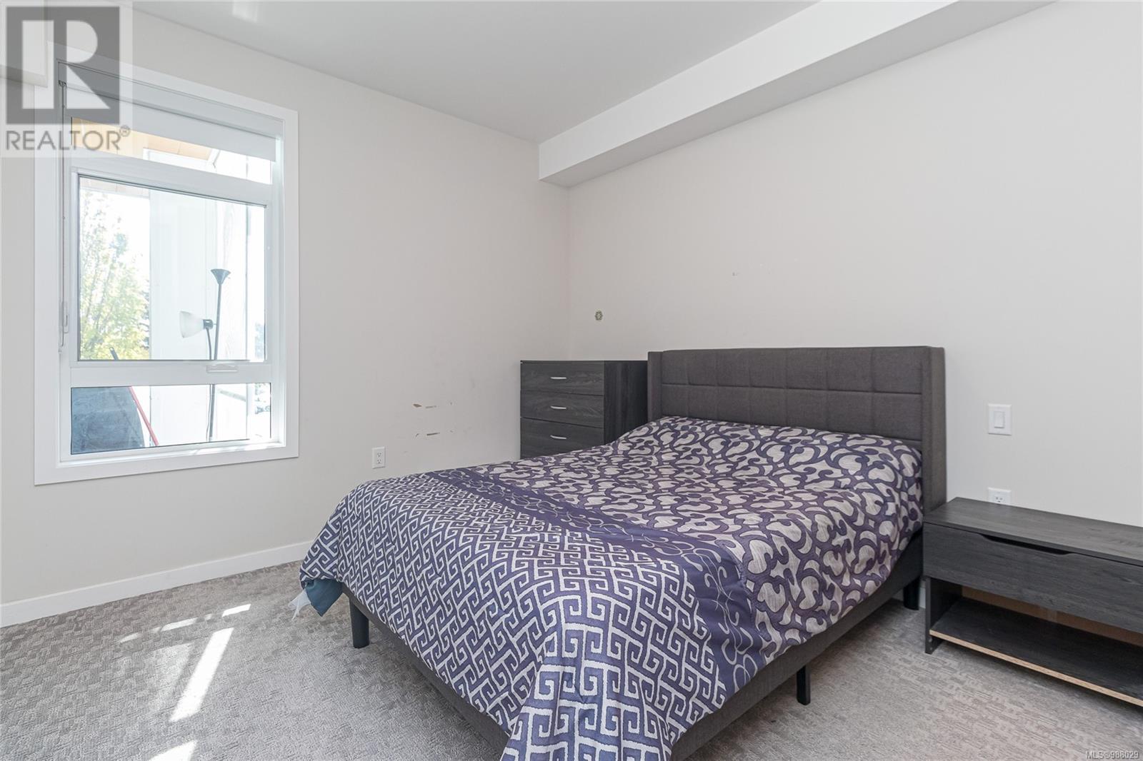 207 881 Short St, Saanich